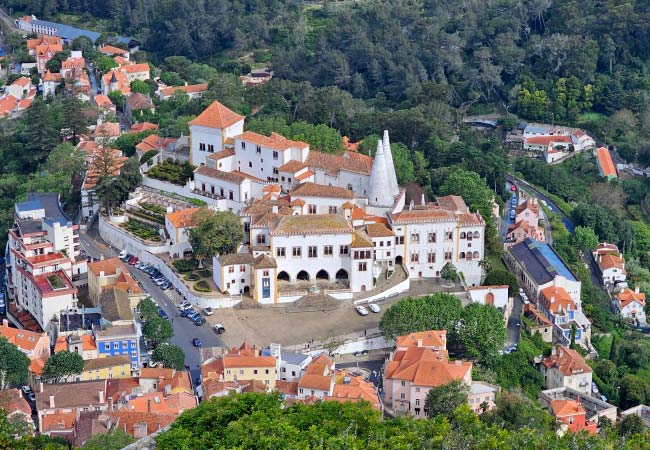 Widok na Sintrę z murów obronnych Castelo dos Mouros