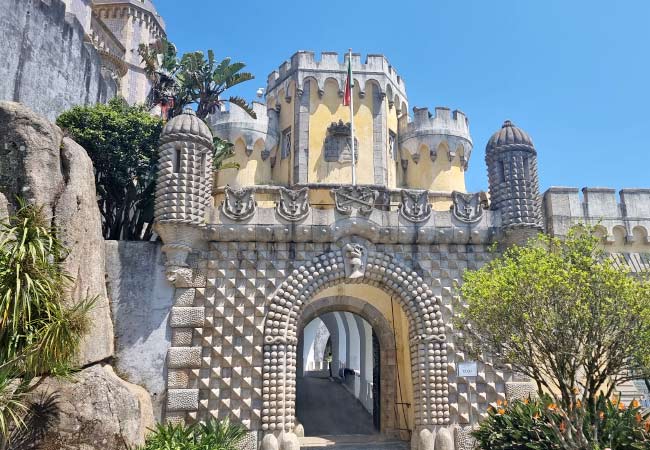 La decorativa entrada al Palacio de Pena